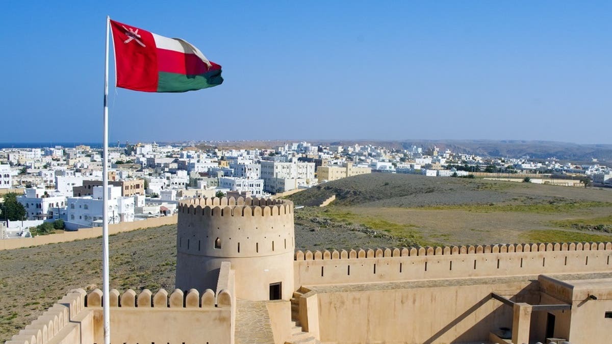 سلطنة عمان تحظر إقامة صلاة العيد لمواجهة كورونا